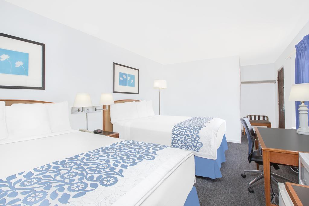 Days Inn By Wyndham Emporia Exterior photo