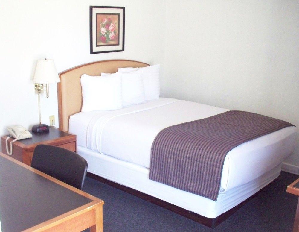 Days Inn By Wyndham Emporia Exterior photo