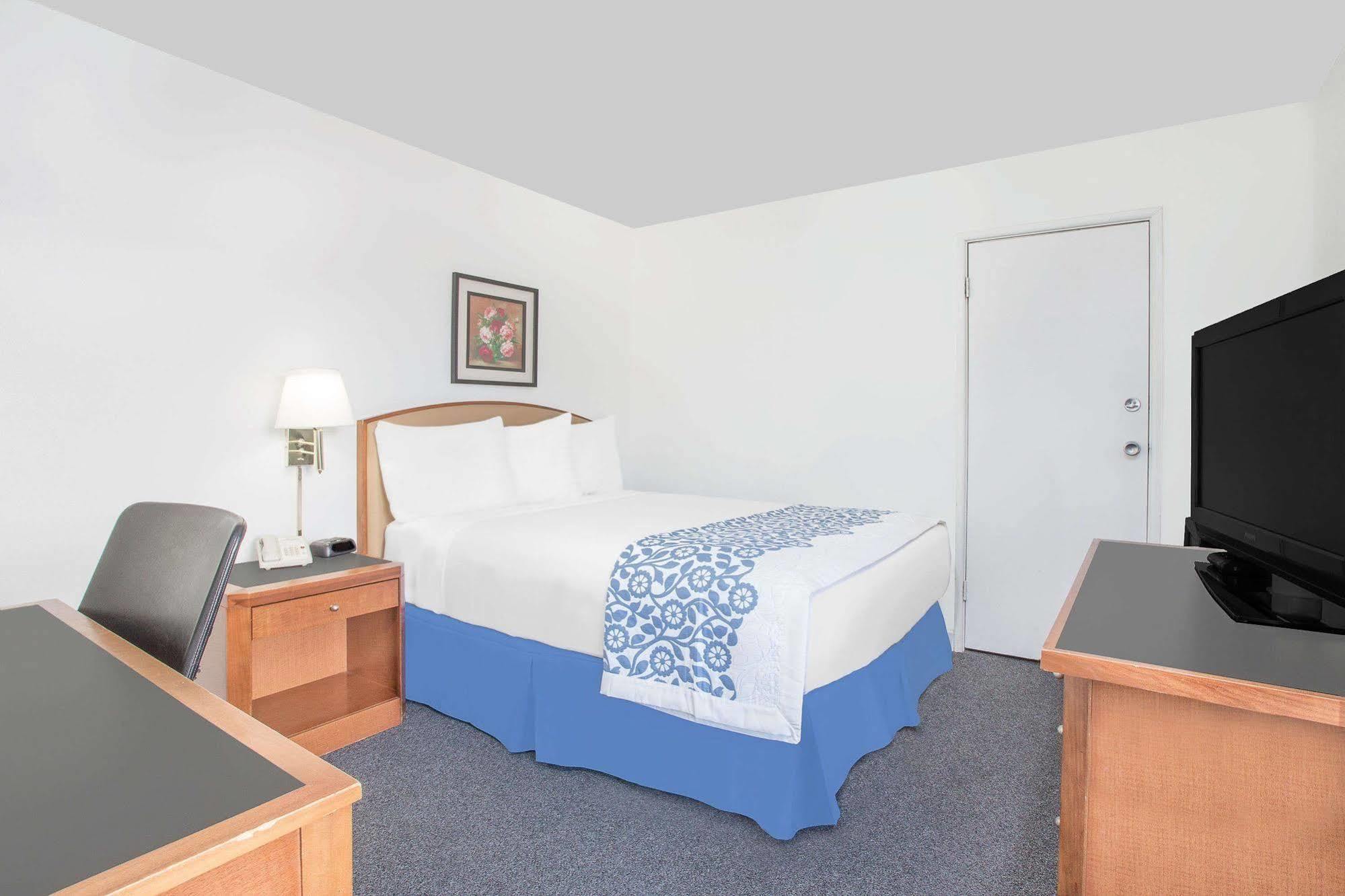 Days Inn By Wyndham Emporia Exterior photo