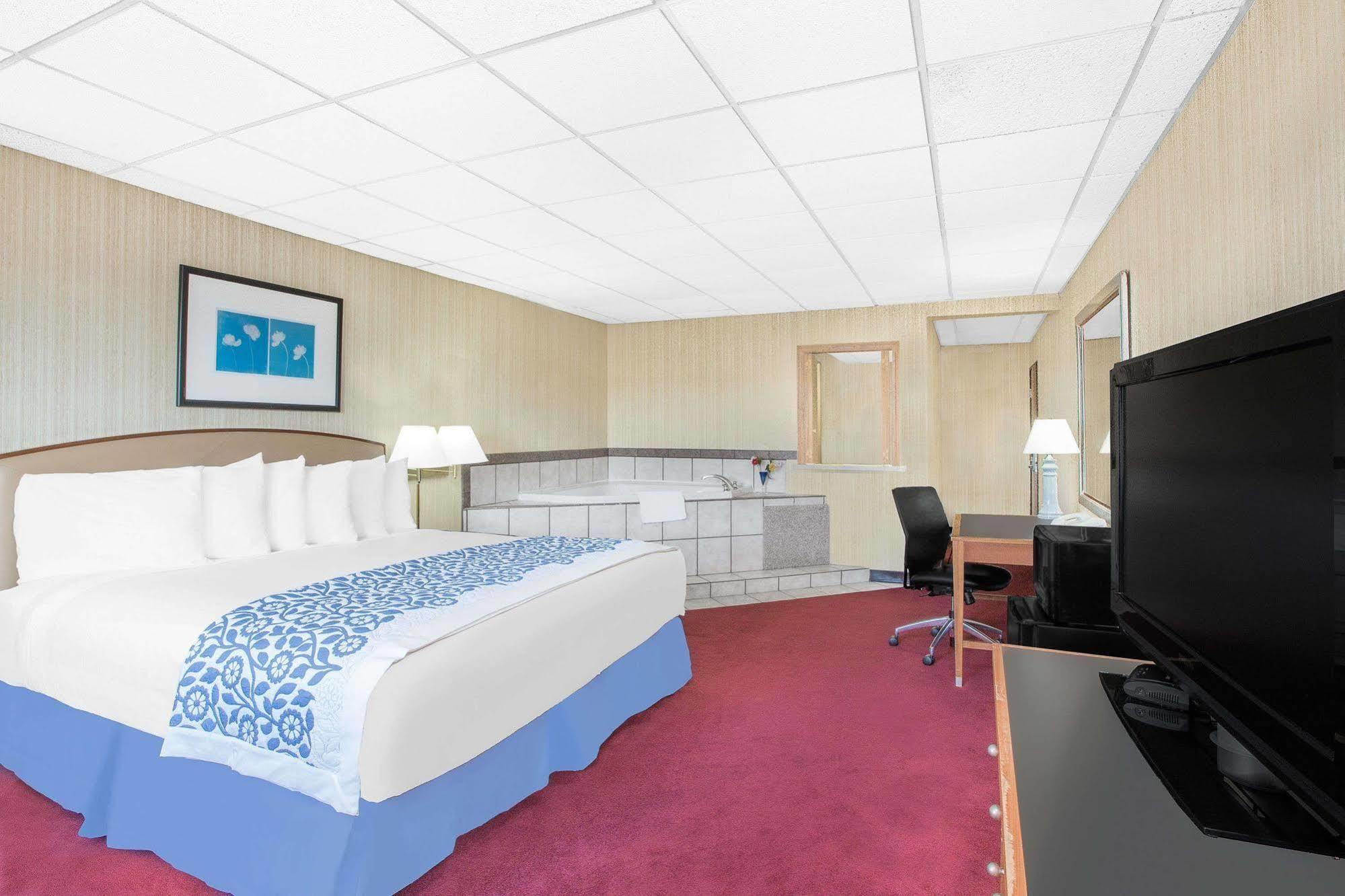 Days Inn By Wyndham Emporia Exterior photo