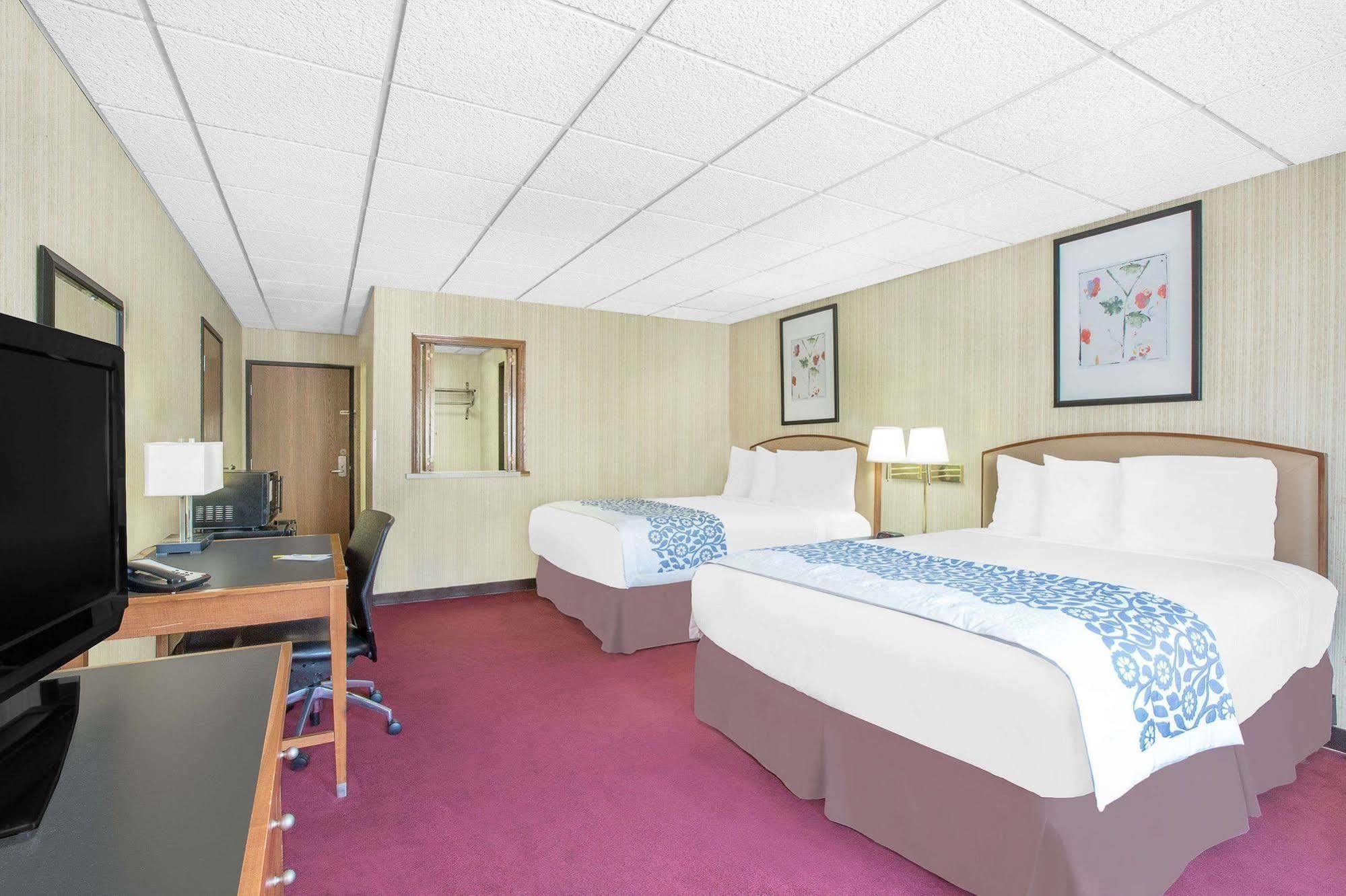 Days Inn By Wyndham Emporia Exterior photo