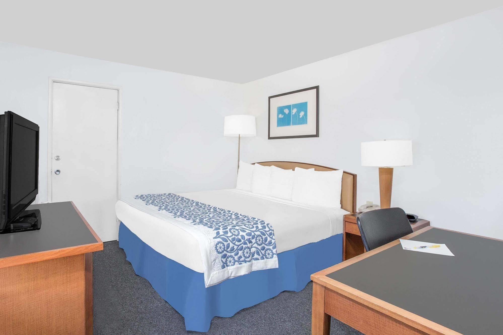 Days Inn By Wyndham Emporia Exterior photo